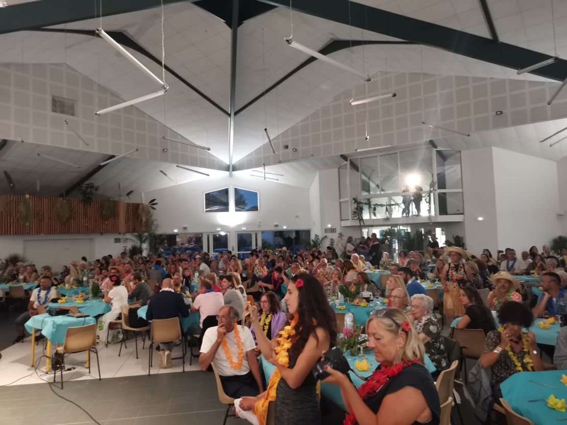 La Bande de Copains organized a Polynesian soirée in September in Coursan, France, to raise money for the trip.