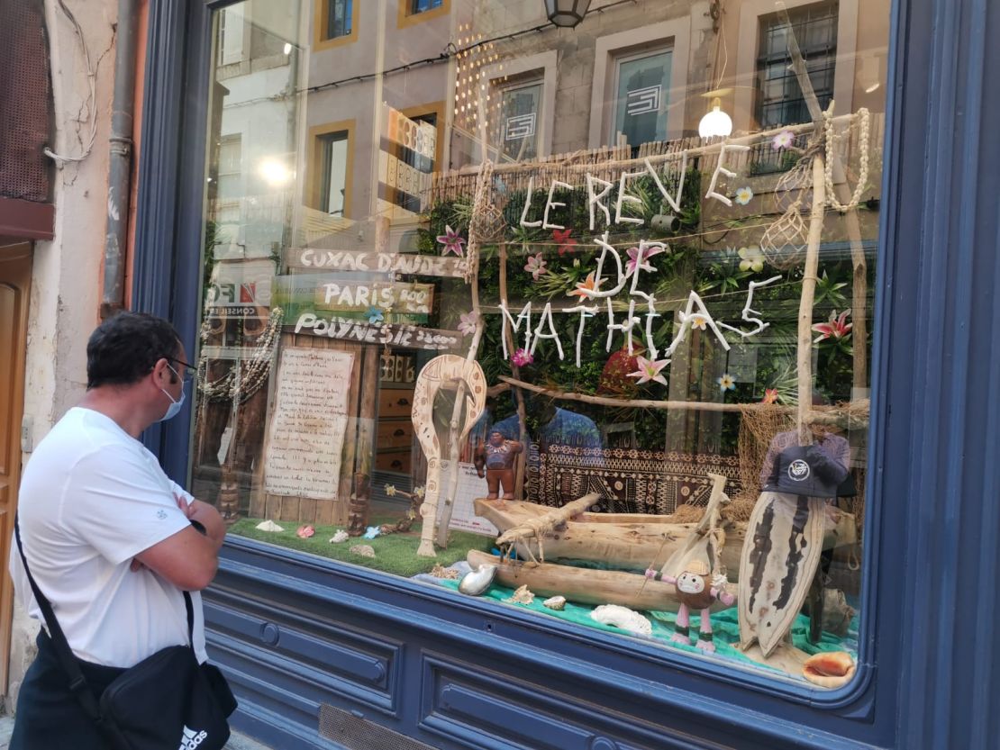 A display about Mathias Pascal's dream trip appeared in the window of an optician's shop in Narbonne, France.