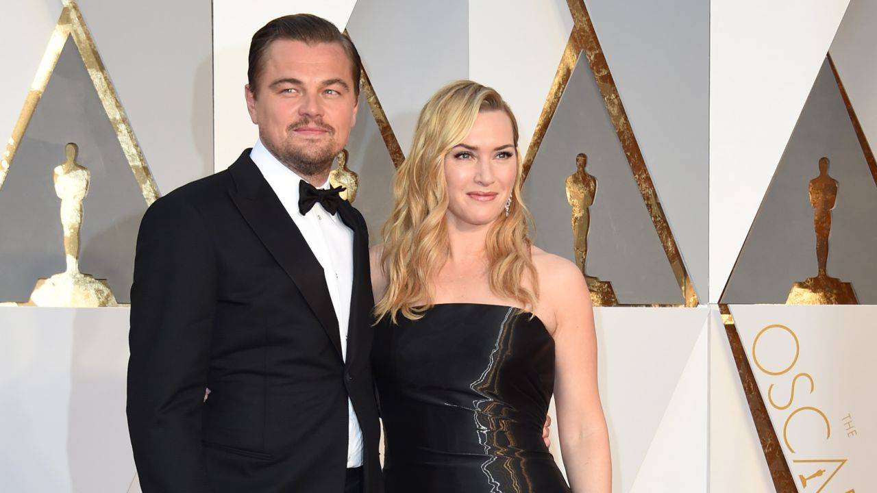 Leonardo DiCaprio and Kate Winslet arrive on the red carpet for the Oscars in Hollywood, California, February 28, 2016.