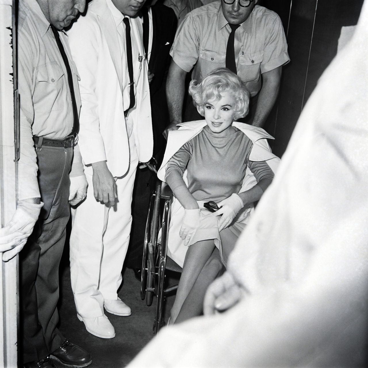 Monroe leaves Polyclinic Hospital in New York after a gall bladder surgery in 1961. As she was rolled out in a wheel chair, she was surrounded by crowds.