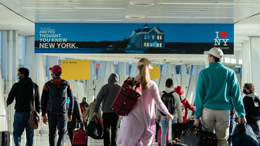 Passengers walk at John F. Kennedy International Airport during the spread of the Omicron coronavirus variant in Queens, New York City, U.S., December 26, 2021. REUTERS/Jeenah Moon