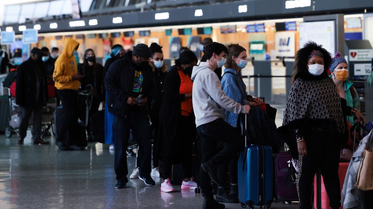 Penumpang menunggu dalam barisan untuk mendaftar masuk bagi penerbangan mereka di Lapangan Terbang Antarabangsa Dulles di Dulles, Virginia, pada hari Isnin, 27 Disember. 