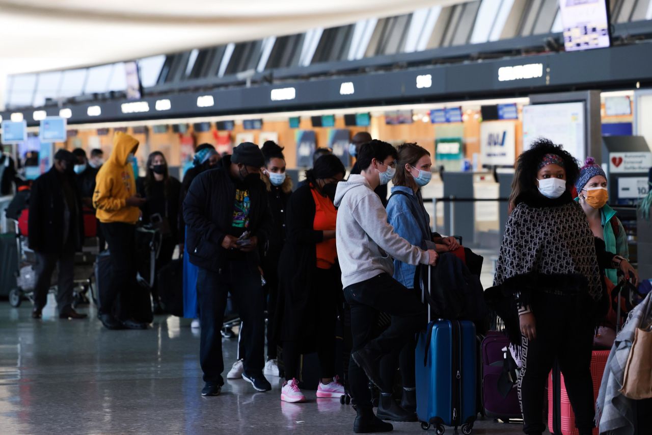 Hành khách xếp hàng chờ làm thủ tục cho các chuyến bay của họ tại Sân bay Quốc tế Dulles ở Dulles, Virginia, vào thứ Hai, ngày 27 tháng 12. 
