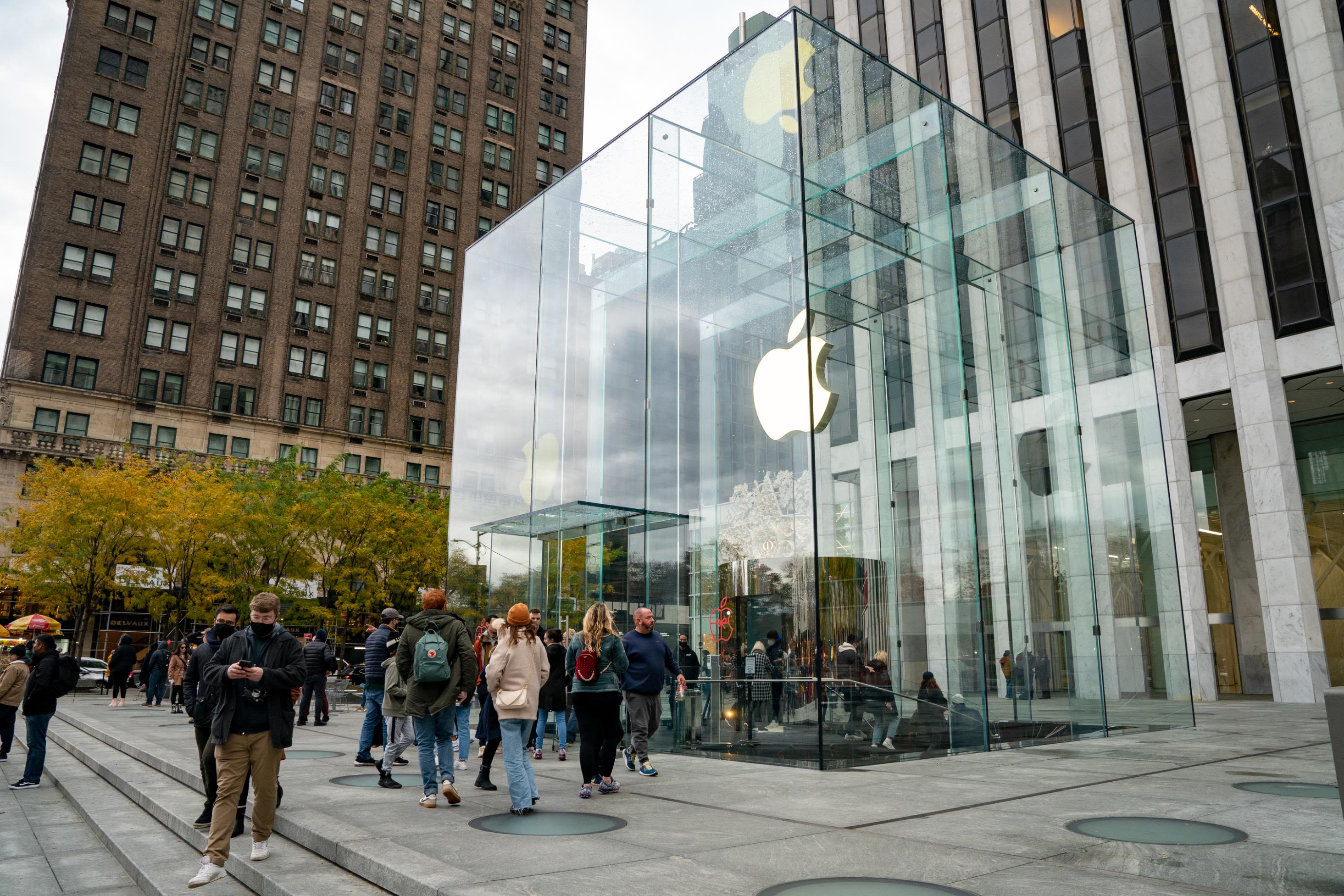 Apple closes all New York stores to browsing as Omicron cases