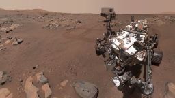 Rover Perseverance sobre la superficie de Marte.
