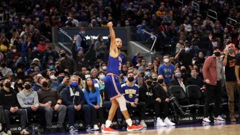 Stephen Curry watches his 3000th made career three-pointer.