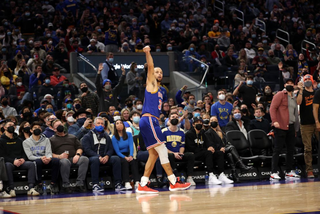 Stephen Curry watches his 3000th made career three-pointer.