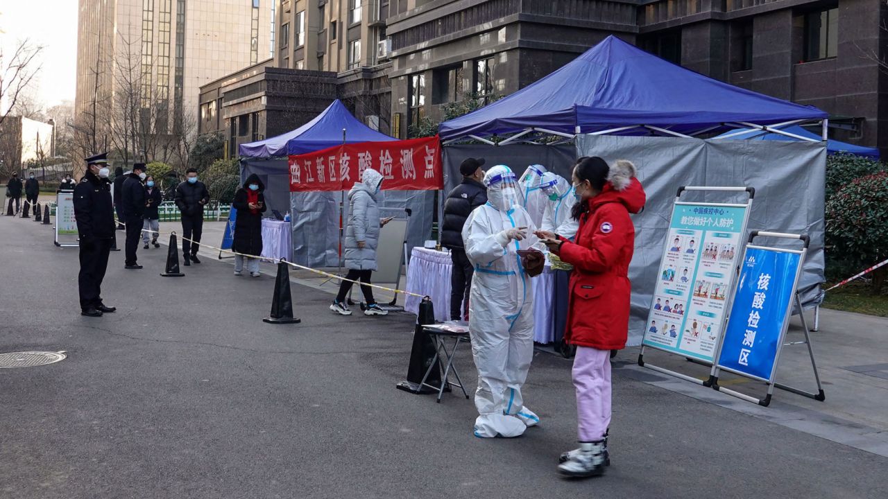 Residents queue to undergo nucleic acid tests for the Covid-19 coronavirus in Xi'an in China's northern Shaanxi province on December 29, 2021. - China OUT (Photo by AFP) / China OUT (Photo by STR/AFP via Getty Images)