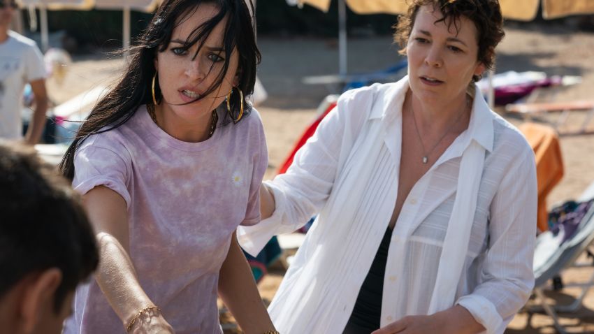 THE LOST DAUGHTER. (L-R) DAKOTA JOHNSON as NINA, OLIVIA COLMAN as LEDA. CR: YANNIS DRAKOULIDIS/NETFLIX © 2021