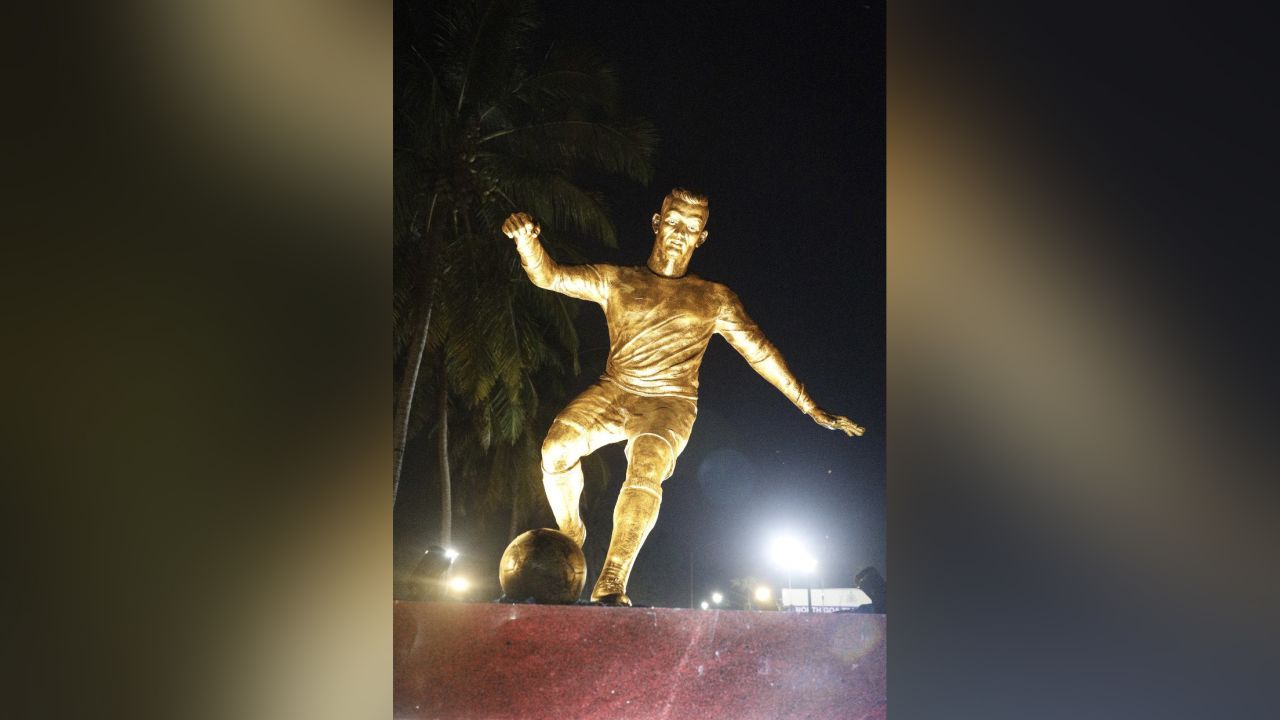 Ronaldo, who plays for Manchester United in thet Premier League, has been honored by new statue in Goa. 