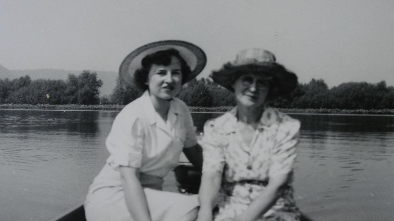 <strong>Family history:</strong> Lois and her mother Ruth on the Mississippi River.