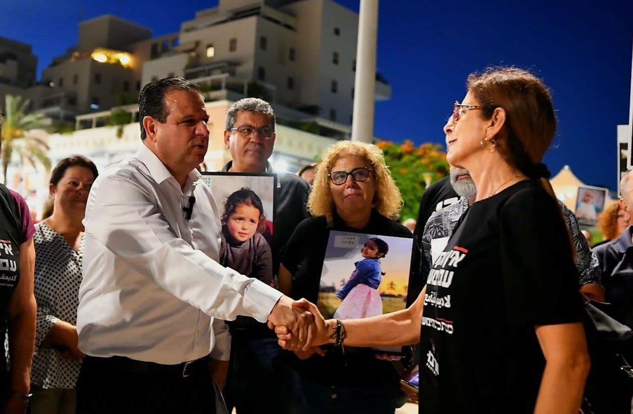 El legislador Ayman Odeh asiste a una protesta en Kfar Saba, Israel, este sábado.
