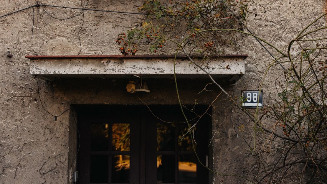 Una puerta en la casa. Se abrirá al público a tiempo para el 80.º aniversario de la liberación de Auschwitz en enero de 2025.