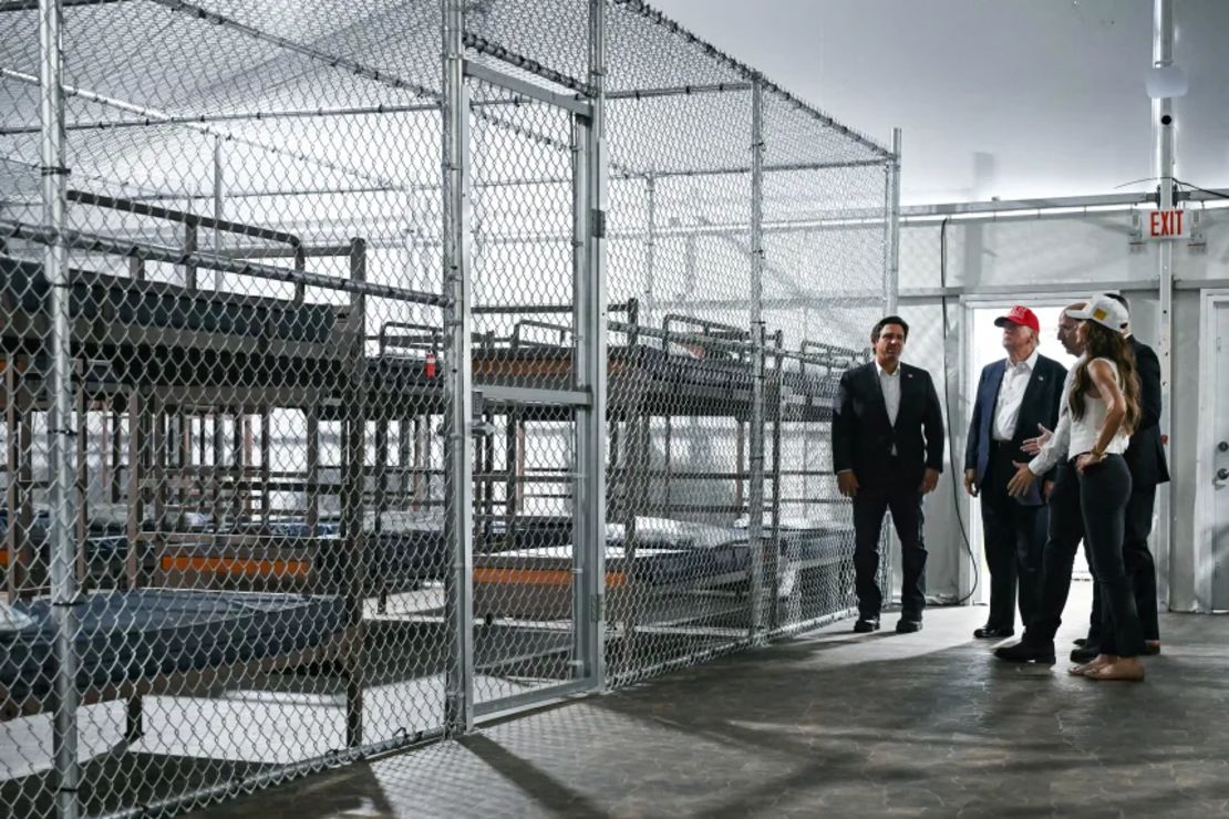 El presidente Donald Trump, el gobernador de Florida, Ron DeSantis, y la secretaria de Seguridad Nacional, Kristi Noem, recorren el centro de detención de migrantes conocido como "Alligator Alcatraz" en Ochopee, Florida, el 1 de julio.