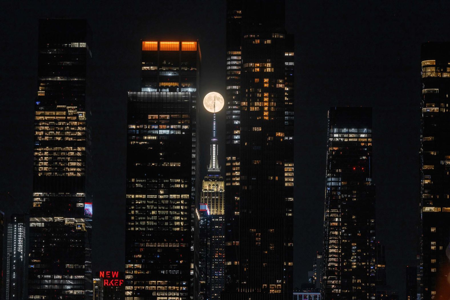 <a href="index.php?page=&url=https%3A%2F%2Fwww.cnn.com%2F2025%2F08%2F07%2Fscience%2Faugust-full-sturgeon-moon">August's full moon</a>, also called the sturgeon moon, rises behind the Empire State Building and Hudson Yards skyscrapers in New York as seen from across the Hudson River in Weehawken, New Jersey, on Saturday, August 9.