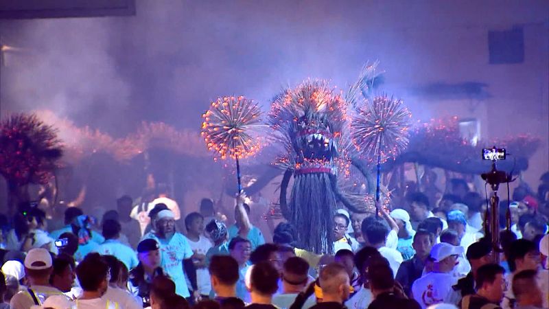 Hong Kong’s Fire Dragon Dance lights up streets