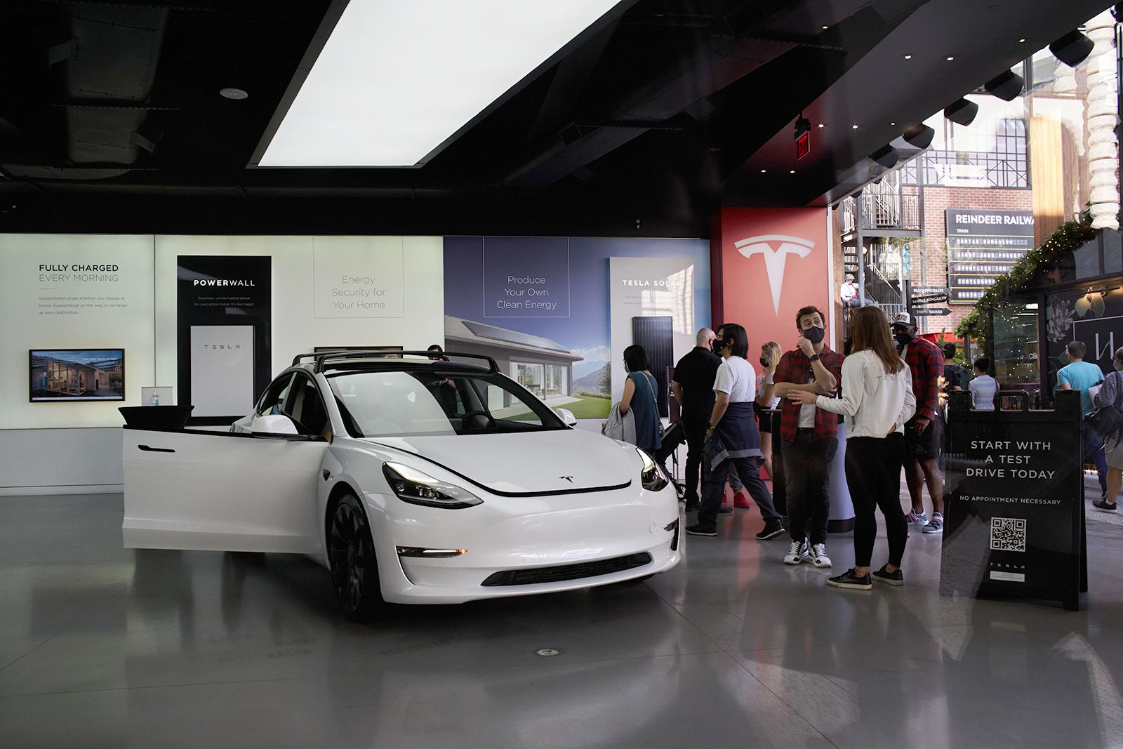 What chip shortage? Tesla posts record fourth quarter and full year sales |  CNN Business