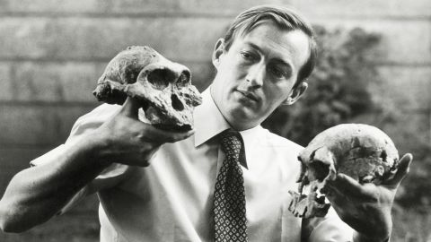 Richard Leakey, seen here in 1977 with two skull discoveries, died Sunday. He was 77.