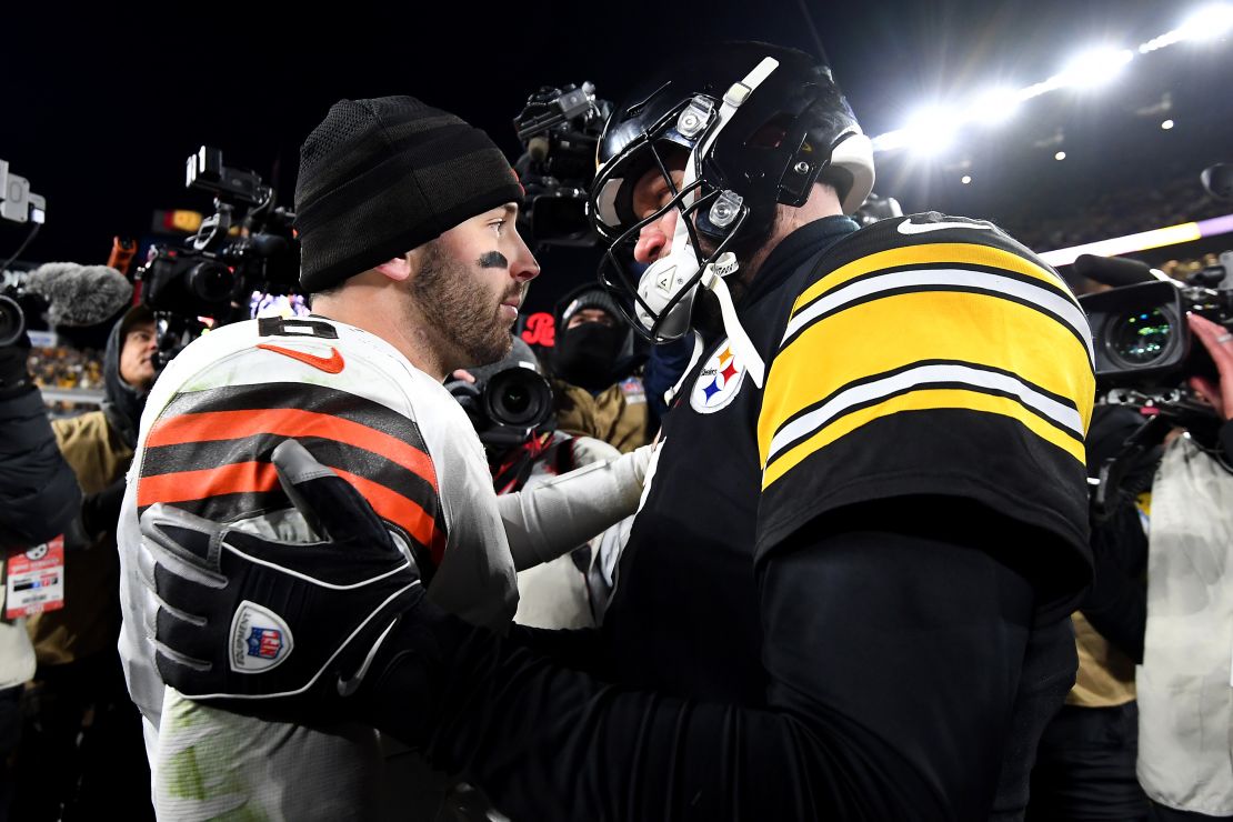 Roethlisberger talks with Mayfield after the game.