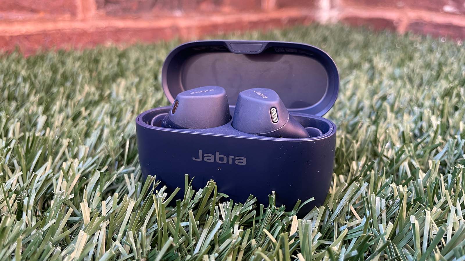 Jabra Elite 4 Active review: small, light and energetic wireless earbuds