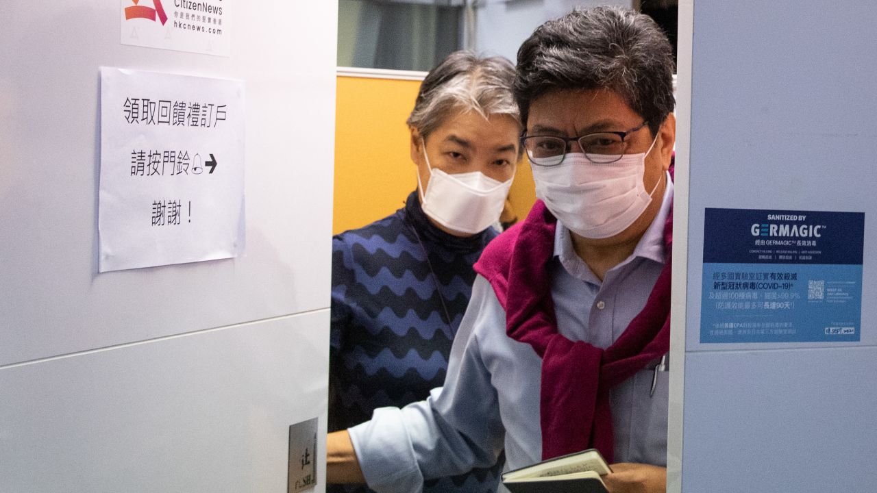 Citizen News chief editor Daisy Li Yuet-wah and Citizen News founder Chris Yeung Kin-hing arrive for a press conference.