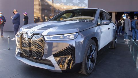The BMW iX Flow car changes color between white and dark gray.