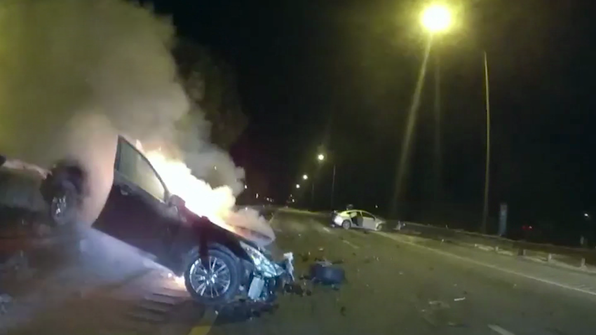 Florida Officers save woman trapped in burning car jc orig_00000000.png
