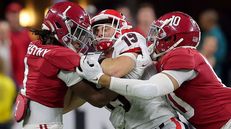 INDIANAPOLIS, INDIANA - JANUARY 10: Brock Bowers #19 of the Georgia Bulldogs catches a pass as Kool-Aid McKinstry #1 and Henry To'oTo'o #10 of the Alabama Crimson Tide defend in the second quarter of the game  during the 2022 CFP National Championship Game at Lucas Oil Stadium on January 10, 2022 in Indianapolis, Indiana. (Photo by Kevin C. Cox/Getty Images)