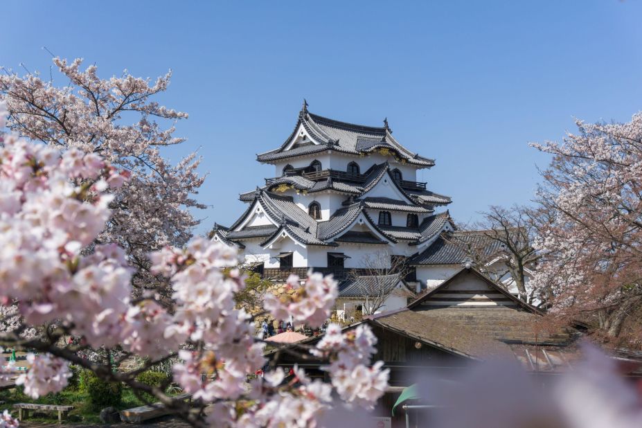 <strong>Hikone Castle:</strong> Completed in 1622, this castle survived the post-feudal era without undergoing destruction.