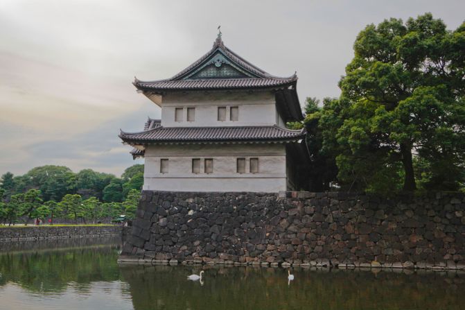 <strong>Edo Castle:</strong> Edo Castle was huge in its prime, surrounded by a 15-kilometer outer moat crossed by over 30 gates and bridges. 