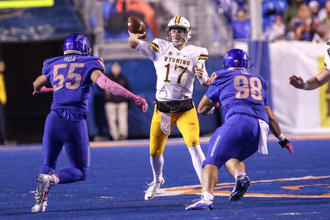 Allen throws for the Wyoming Cowboys against Boise State on October 21, 2017.