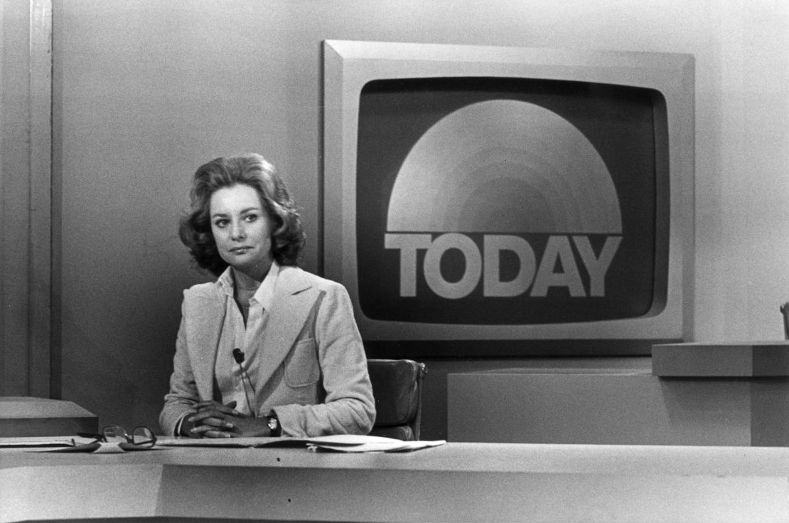 5 Mei 1976: Potret promosi jurnalis televisi Barbara Walters di lokasi syuting Today Show, New York City. (Foto oleh Raymond Borea/Hulton Archive/Getty Images)