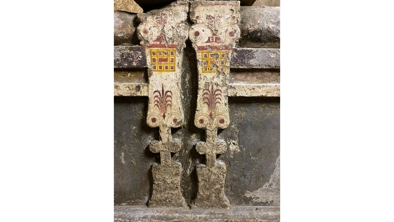 <strong>Fake views: </strong>The tombs are equipped with stone "beds" with trompe l'oeil painting.