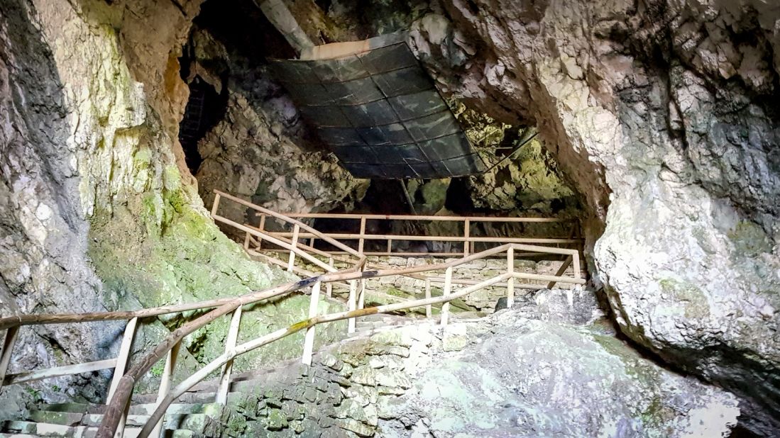 <strong>Cave network:</strong> The castle is built over a network of caves that can be explored with a guide. During Erasmus's siege he used tunnels to smuggle in supplies. 