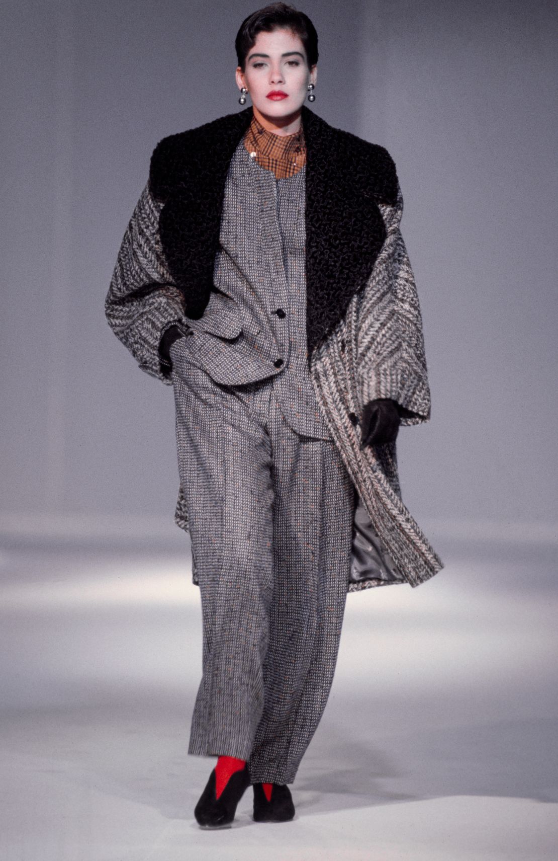 A model in Nico Cerruti's show, Fall-Winter 1985/86 collection in Paris in March 1985, France.