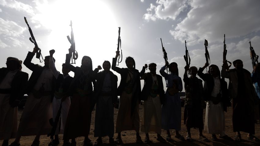 TOPSHOT - Yemen's Shiite Huthi rebels shout slogans during a gathering to mobilise more fighters to battlefronts to fight pro-government forces, on June 18, 2017, in the Yemeni capital Sanaa. / AFP PHOTO / MOHAMMED HUWAIS        (Photo credit should read MOHAMMED HUWAIS/AFP via Getty Images)