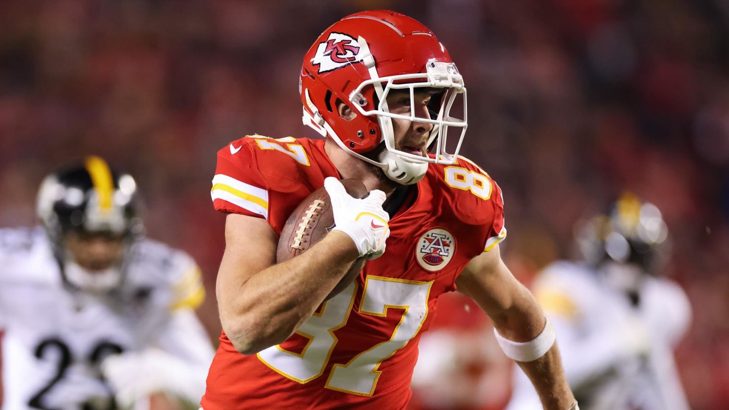 Travis Kelce’s mom surprises him with question at postgame press ...