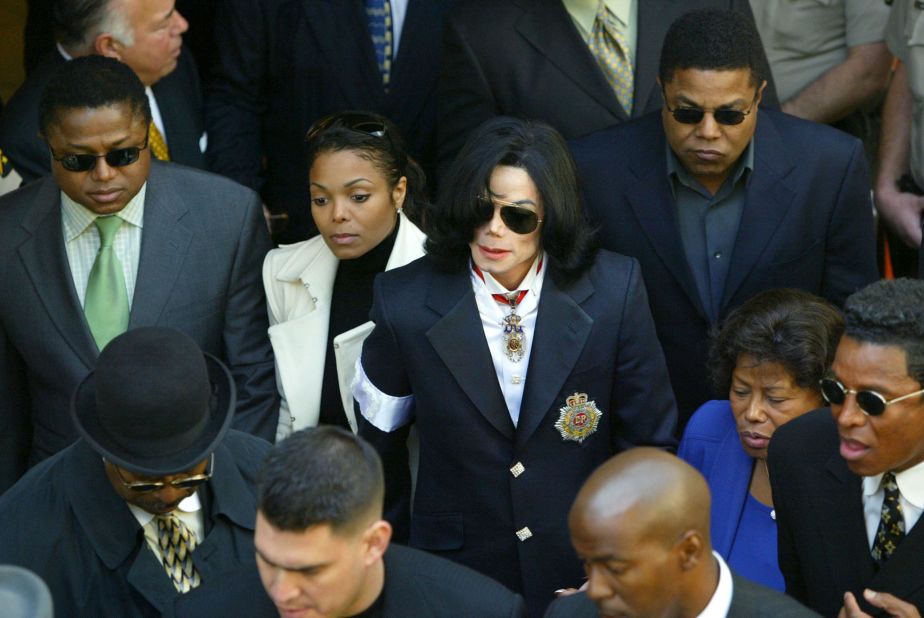 Janet Jackson and Michael Jackson exit the courthouse following Michael Jackson's arraignment on child molestation charges in January 2004 in Santa Barbara County, California.