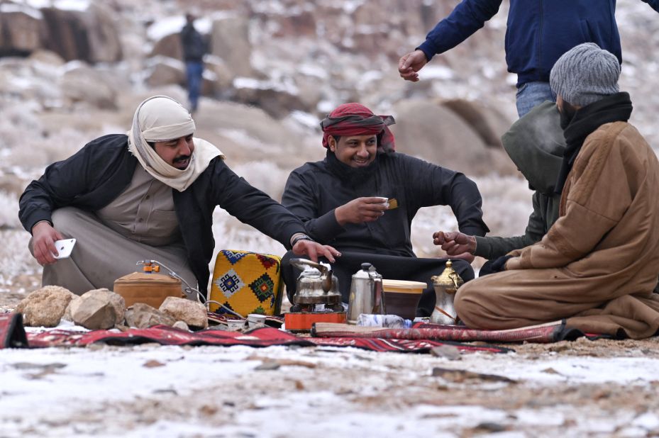 <strong>Coffee time: </strong>Saudis melt snow for coffee in Jabal al-Lawz. Many people traveled for miles to experience the unusual conditions. 