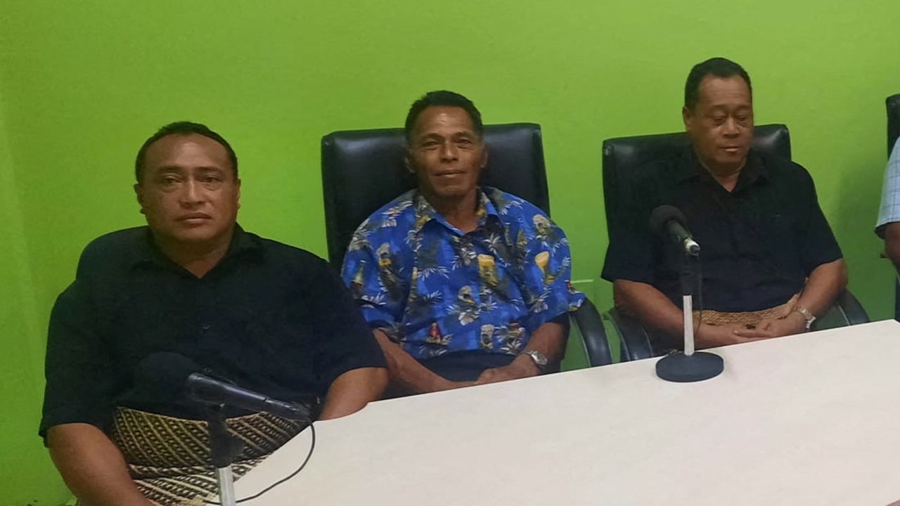 Lisala Folau (middle) says he swam for 27 hours after getting swept to sea by Saturday's tsunami.