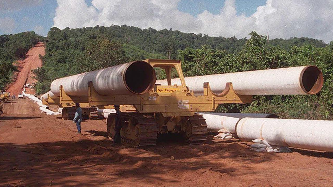 Workers in November 1996 building the natural gas pipeline from the Yadana field to the Thai border.