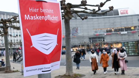 A sign in the German city of Kassel reminds people to wear a mask. 