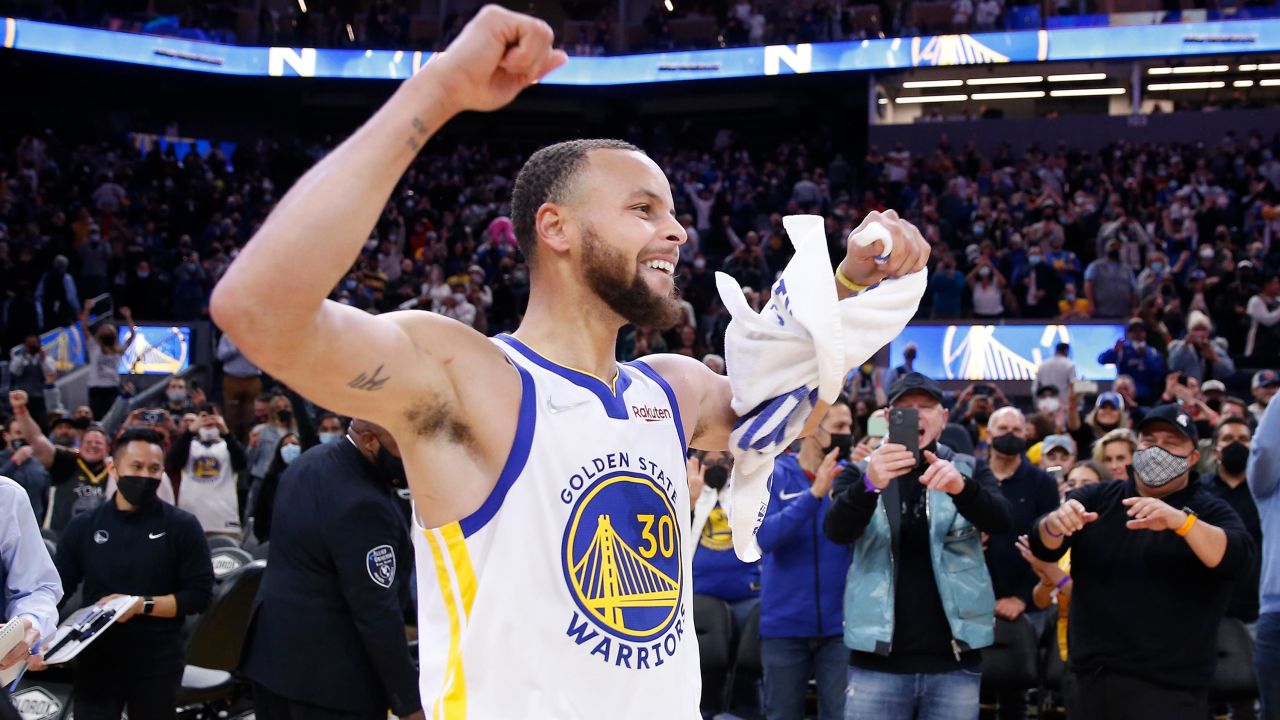 Steph Curry celebrates after making the game-winning shot to defeat the Houston Rockets.