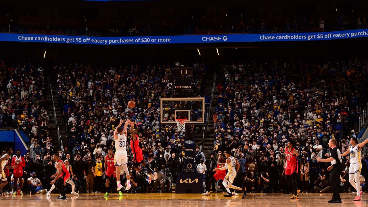 Curry shoots the ball to win the game against the Rockets.