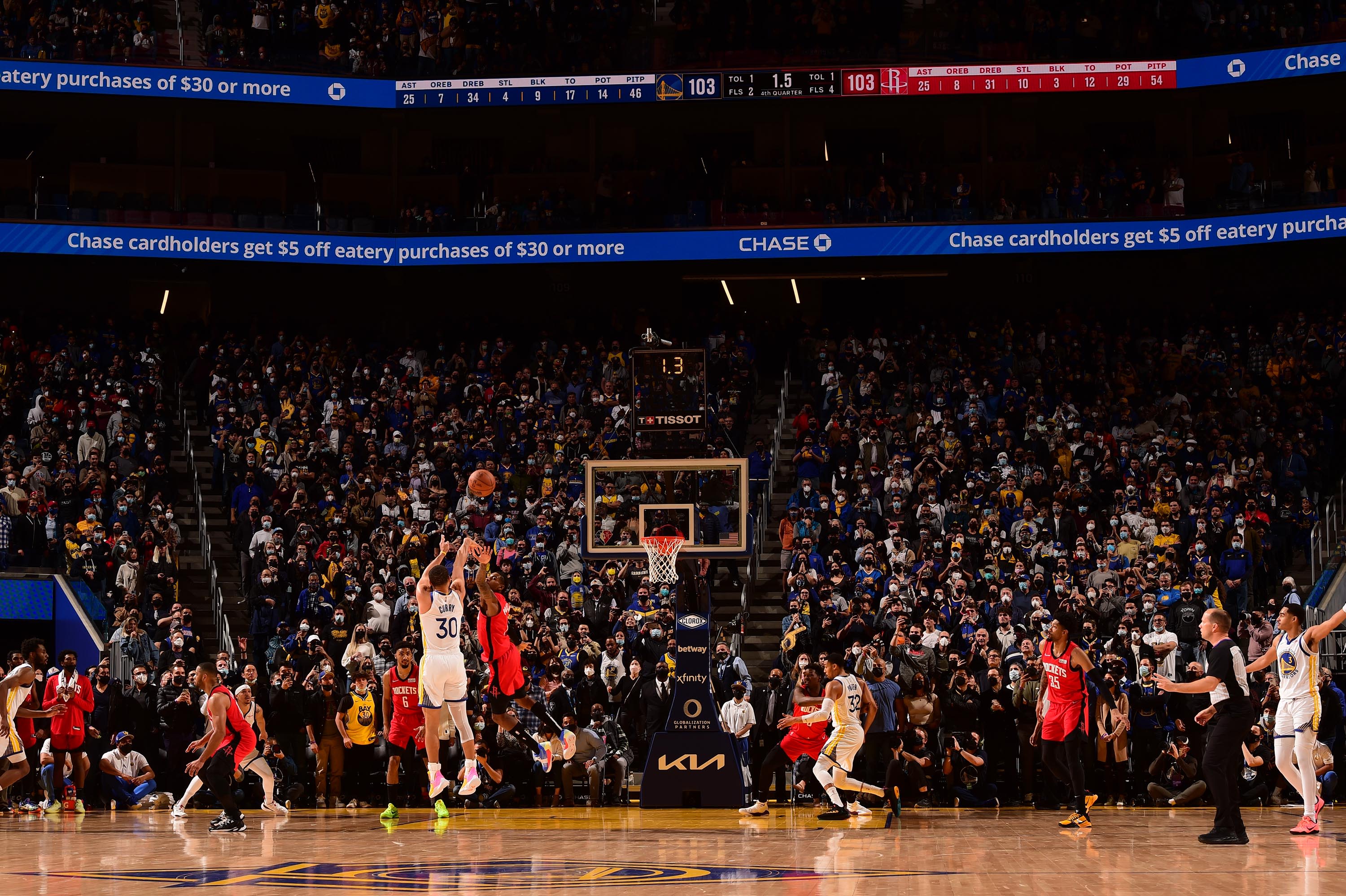 Steph Curry hits first career buzzer-beater to lift Warriors to win