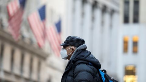 A man wearing a face mask walks on a street in Manhattan of New York, the United States, Jan. 19, 2022. U.S. President Joe Biden's administration will start shipping 400 million free non-surgical N95 face masks to distribution sites nationwide this week as part of the efforts to fight the surging Omicron COVID-19 variant, USA Today on Wednesday quoted an official source as saying. (Photo by Wang Ying/Xinhua via Getty Images)