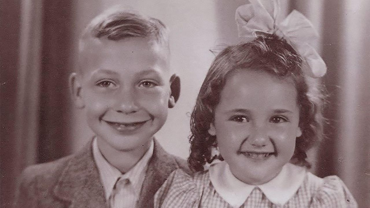 Cousins Deddie and Lies photographed not long before he was deported to Sobibor.