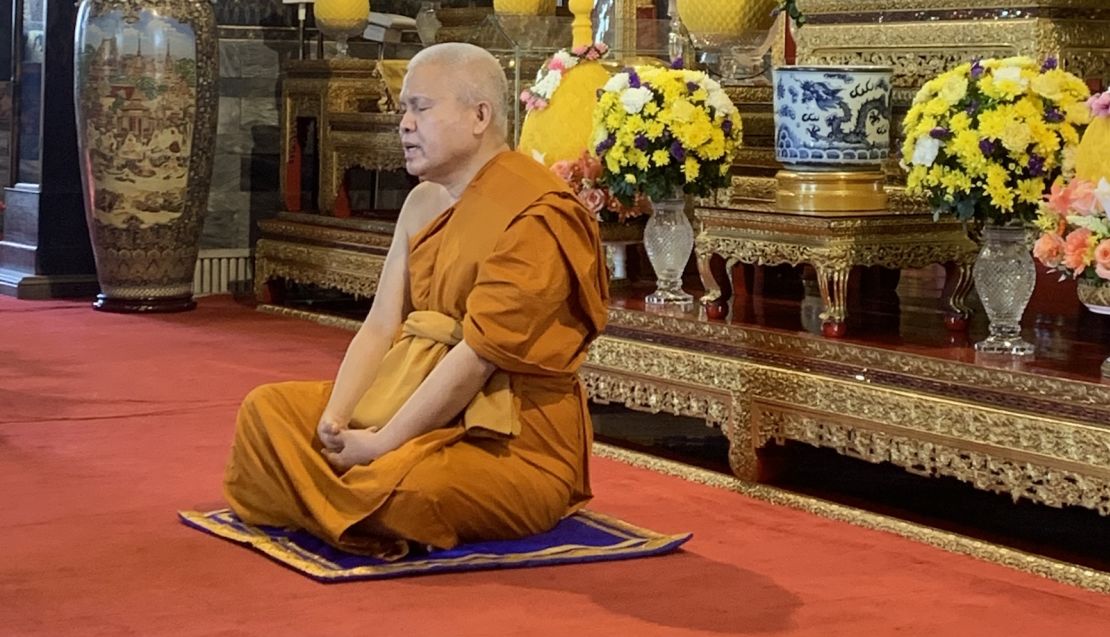 Wat Pho Deputy Abbot Phra Debvajracarya Thiab Malai provides a quick meditation lesson. 