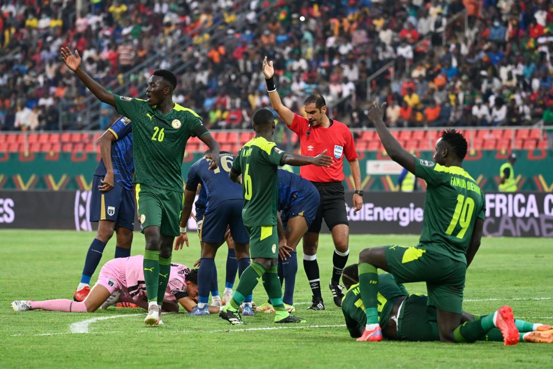 Players react after the collisionbetween Cape Verde goalkeeper Vozinha and Senegal's Sadio Mane.