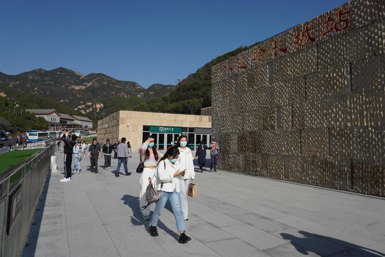 The Badaling station is 800 meters from the public entrance to the Great Wall. 